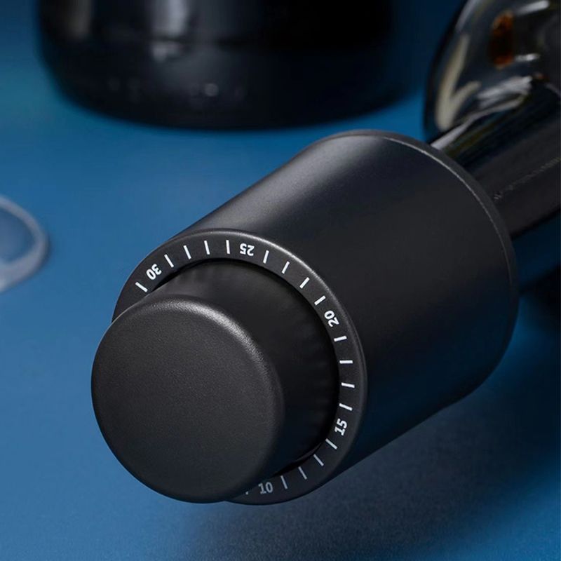 Vacuum wine stopper with date scale