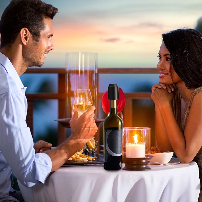 Vacuum wine stopper with date scale