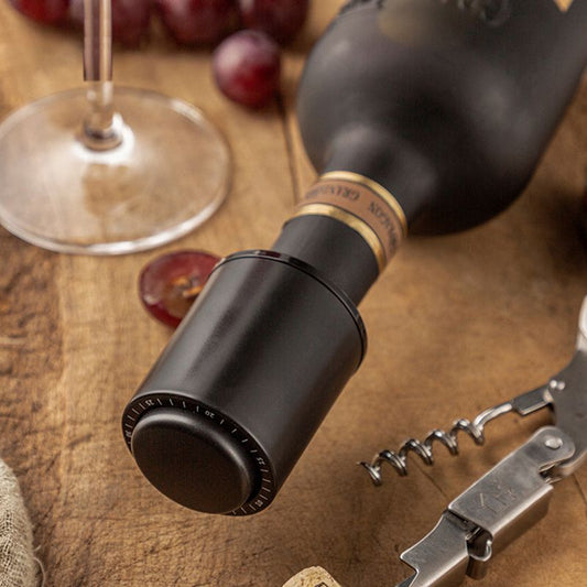 Vacuum wine stopper with date scale