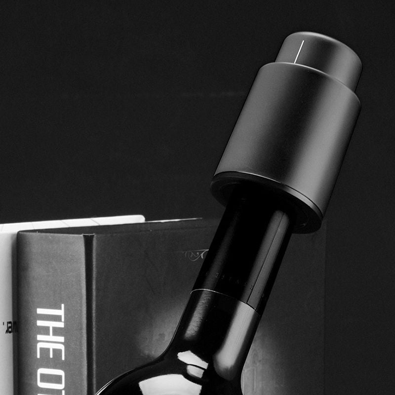 Vacuum wine stopper with date scale
