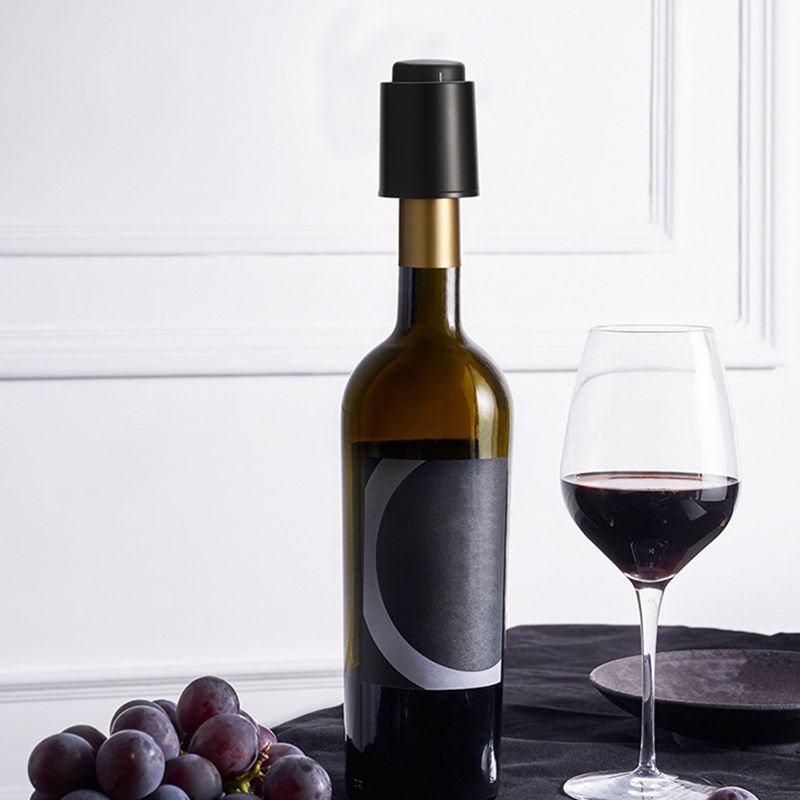 Vacuum wine stopper with date scale