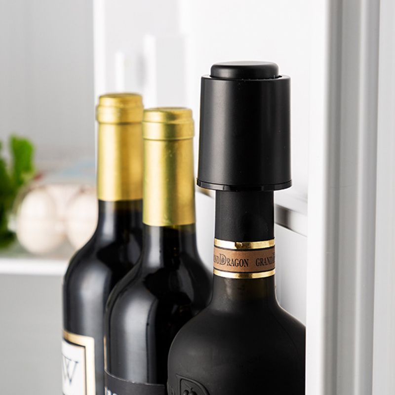 Vacuum wine stopper with date scale