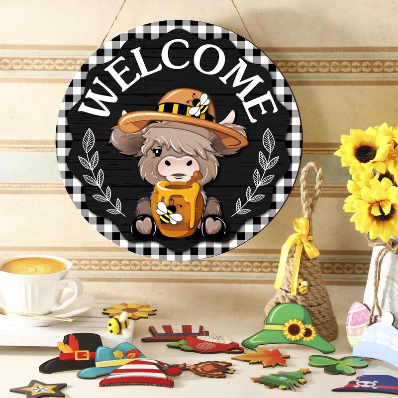 ⏰Interchangeable Welcome Sign with Highland Cow Featuring Seasonal Magnet, Detachable Hats, Accessories