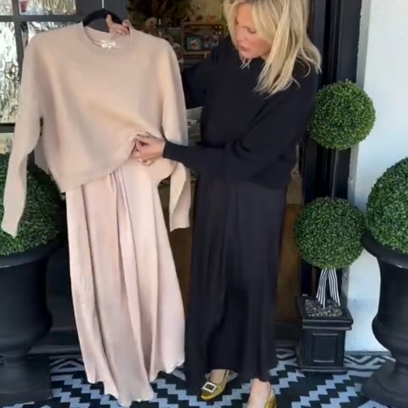 ✨ Women’s Best-Selling 2-Piece Set – Twist-Knot Top & Flowing Maxi Dress 🌸